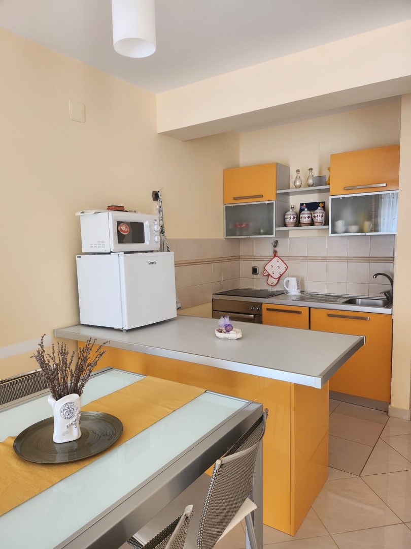 OTOK KRK, BAŠKA - Dvosobno stanovanje z vrtom, blizu morja