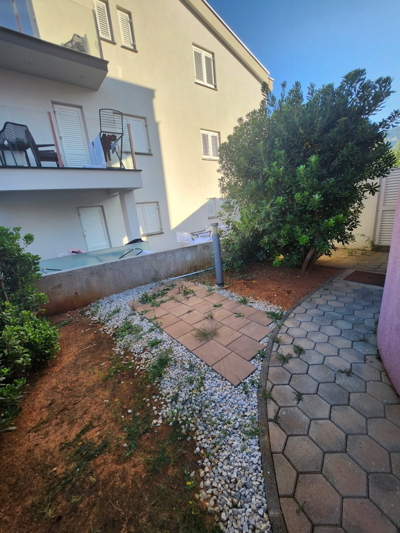 OTOK KRK, BAŠKA - Dvosobno stanovanje z vrtom, blizu morja