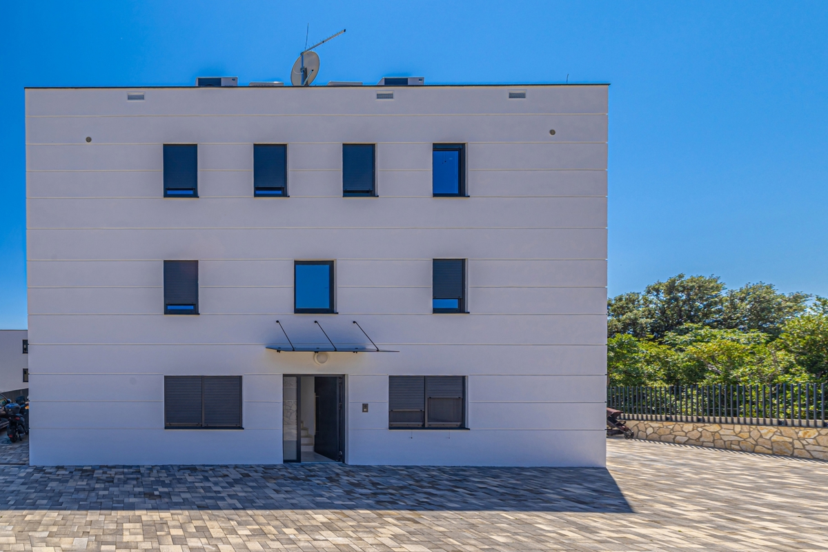 Mesto Krk - Dvonadstropni luksuzni apartma s strešno teraso in bazenom