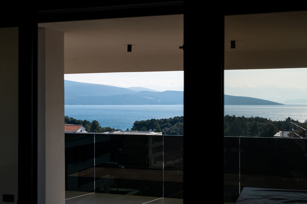 Mesto Krk - Dvonadstropni luksuzni apartma s strešno teraso in bazenom