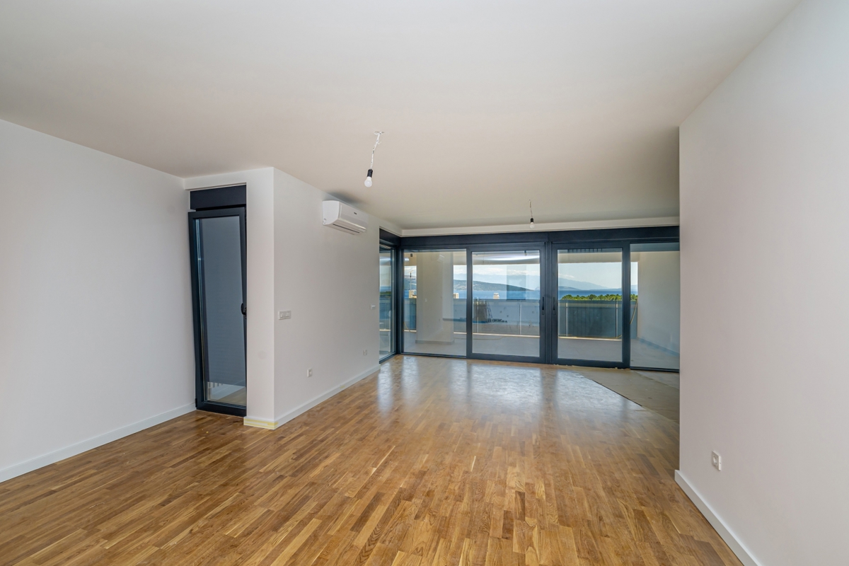 Mesto Krk - Dvonadstropni luksuzni apartma s strešno teraso in bazenom