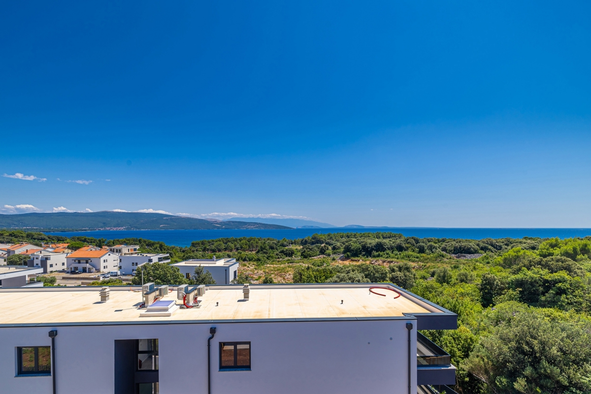 Mesto Krk - Dvonadstropni luksuzni apartma s strešno teraso in bazenom