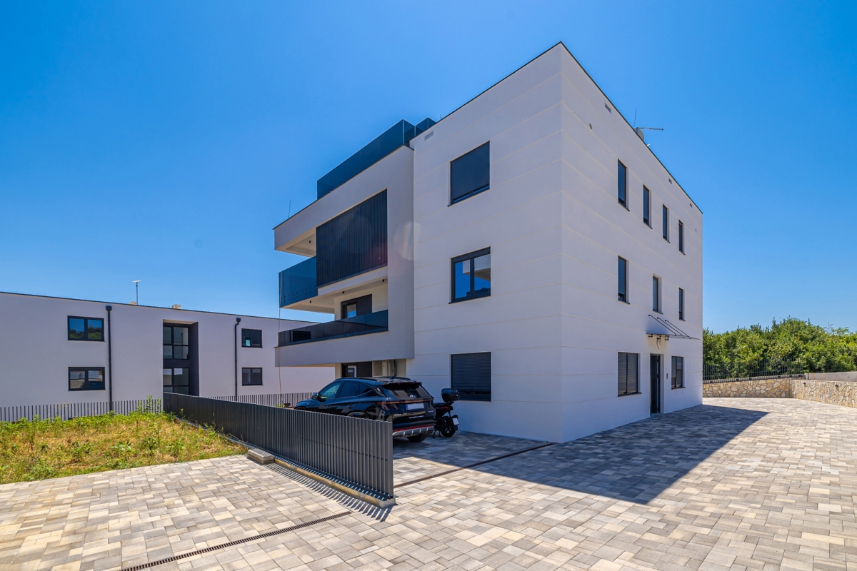Mesto Krk - Dvonadstropni luksuzni apartma s strešno teraso in bazenom
