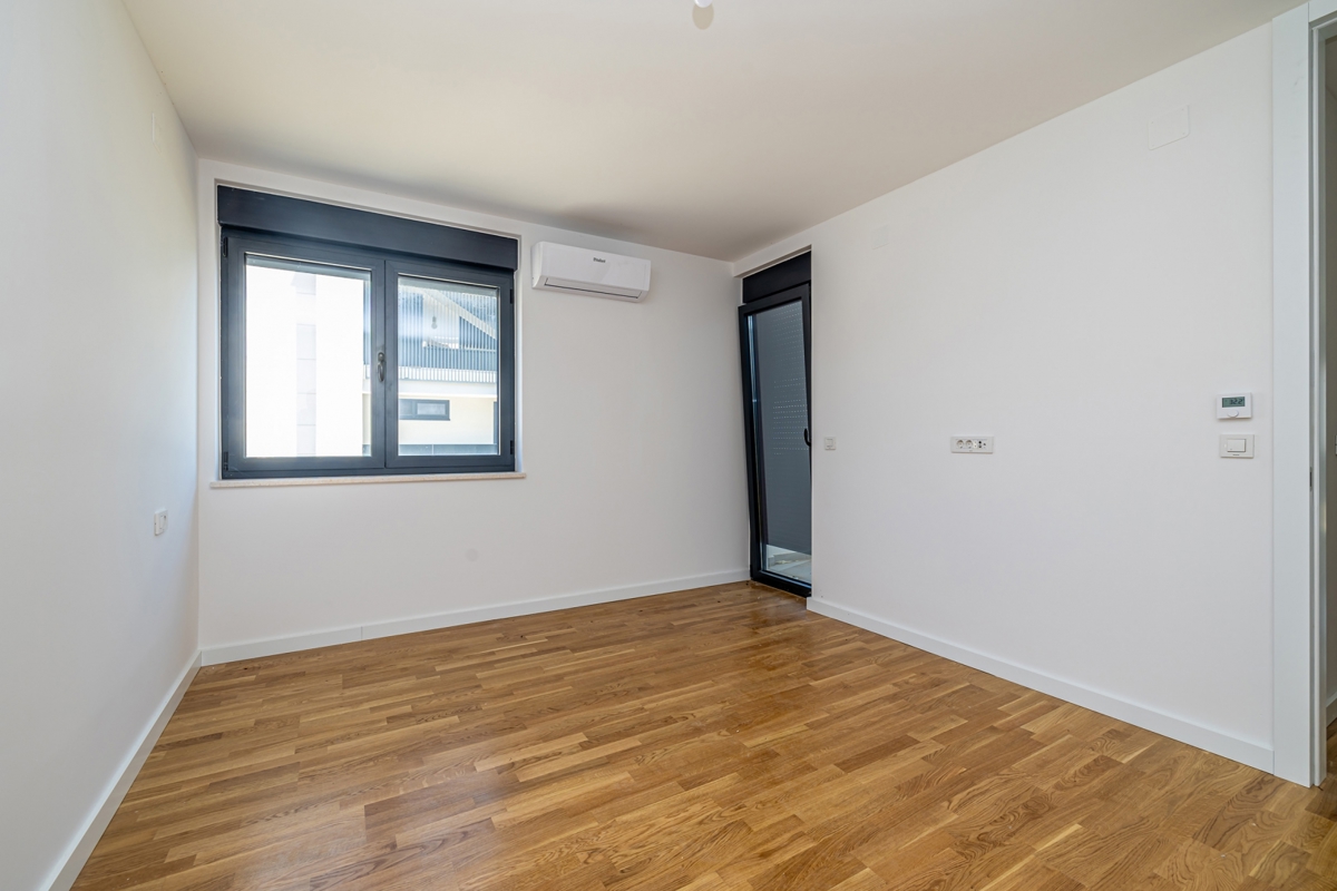 Mesto Krk - Dvonadstropni luksuzni apartma s strešno teraso in bazenom