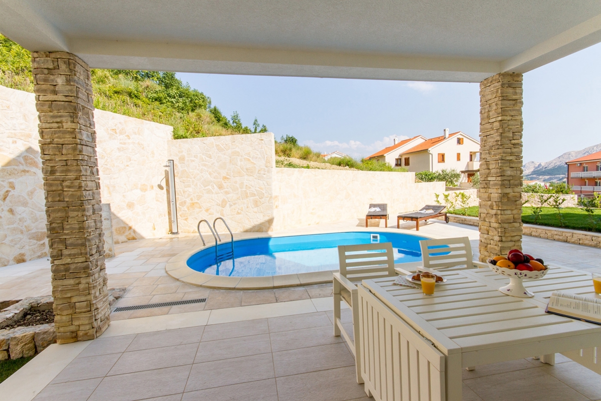 OTOK KRK, BAŠKA – Lepa hiša dvojček na mirni lokaciji