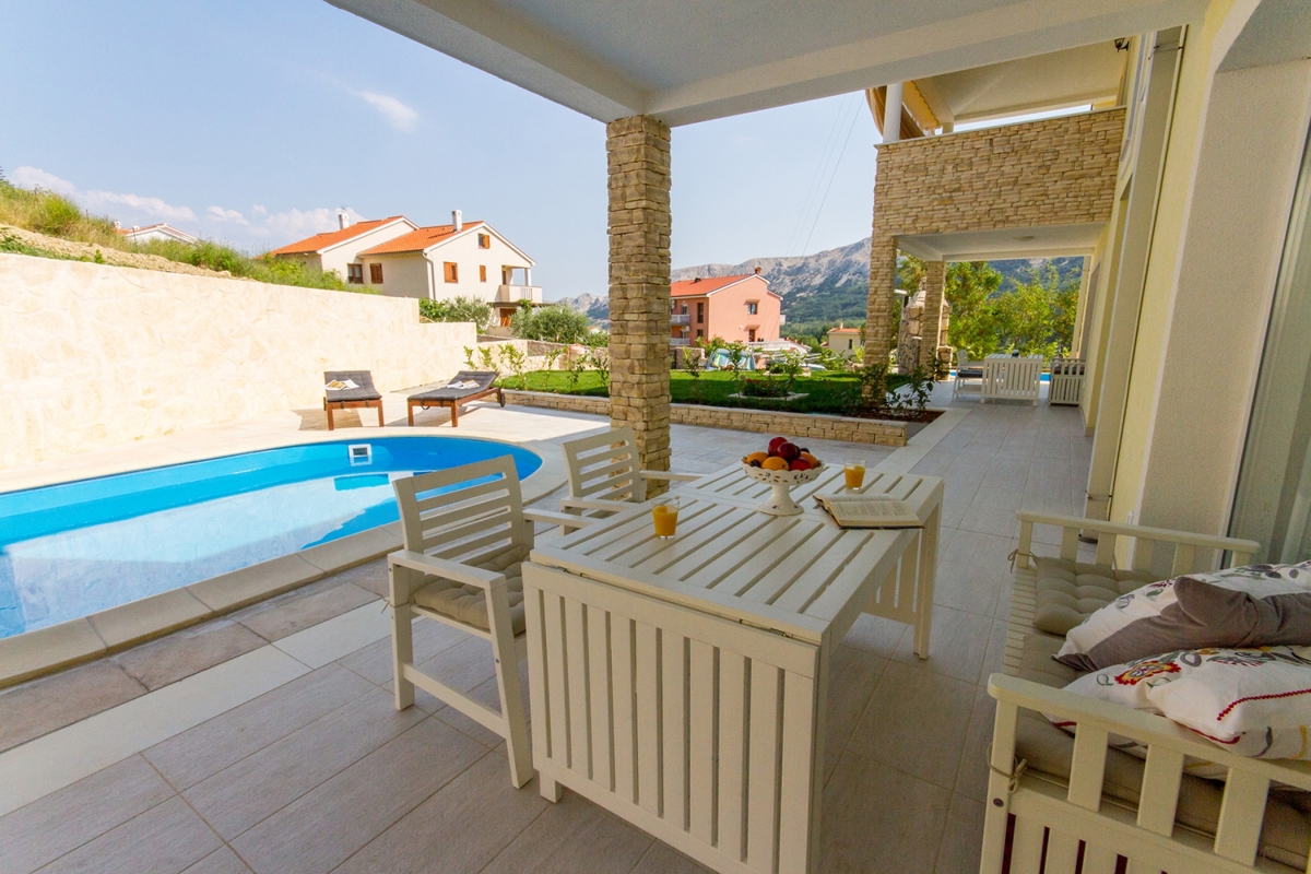 OTOK KRK, BAŠKA – Lepa hiša dvojček na mirni lokaciji