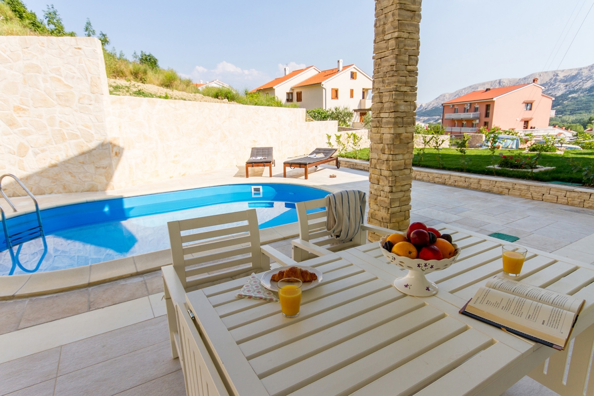 OTOK KRK, BAŠKA – Lepa hiša dvojček na mirni lokaciji