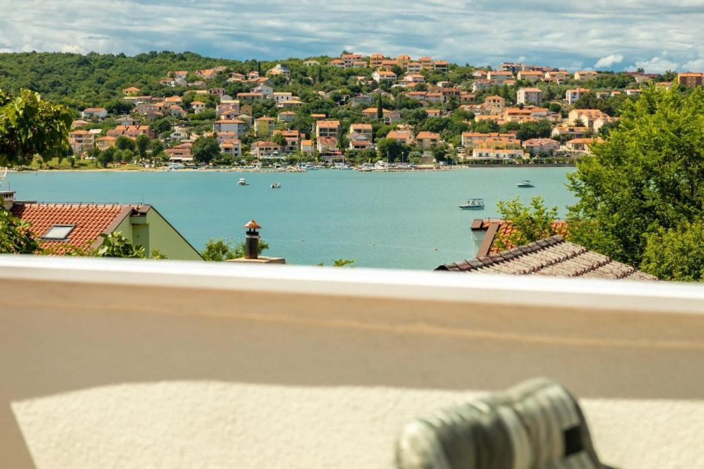 OTOK KRK - Dvojček z bazenom 100 metrov od morja!