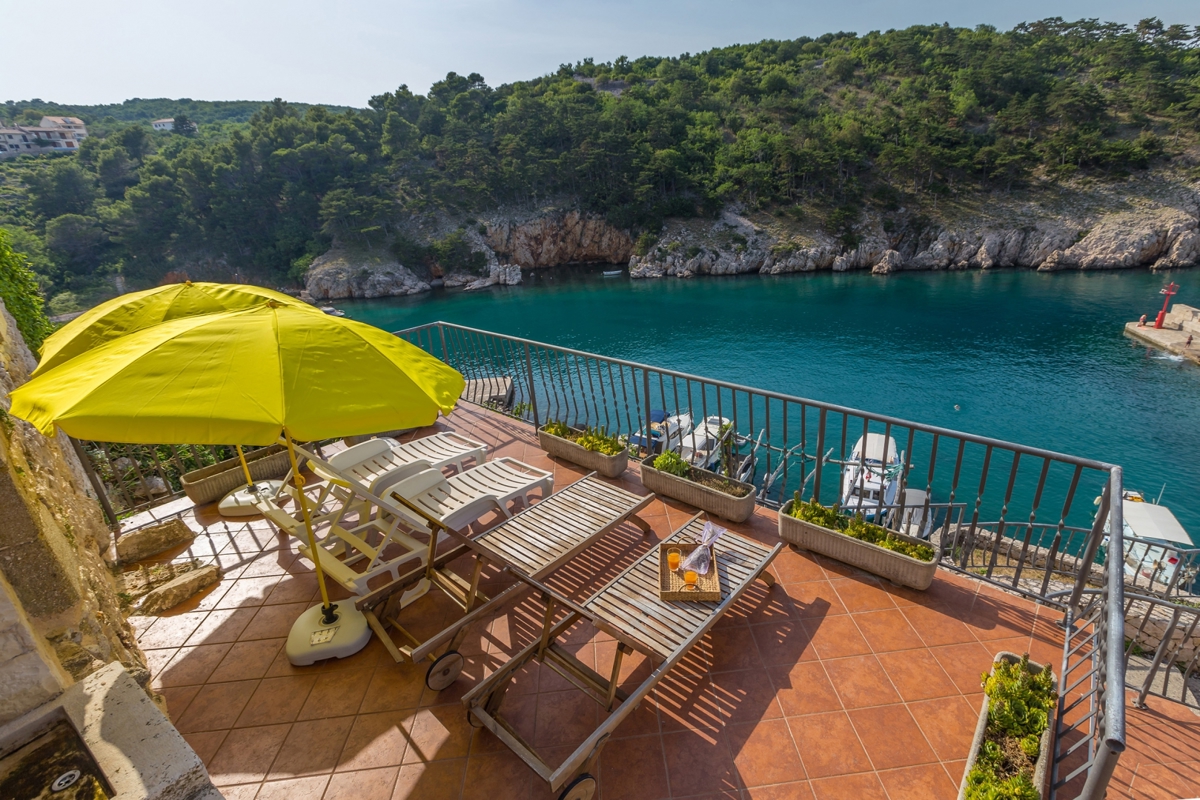 OTOK KRK, VRBNIK - Atraktiven kompleks hiš v prvi vrsti do morja