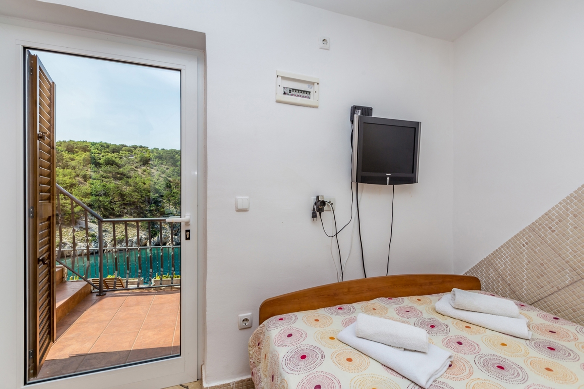 OTOK KRK, VRBNIK - Atraktiven kompleks hiš v prvi vrsti do morja