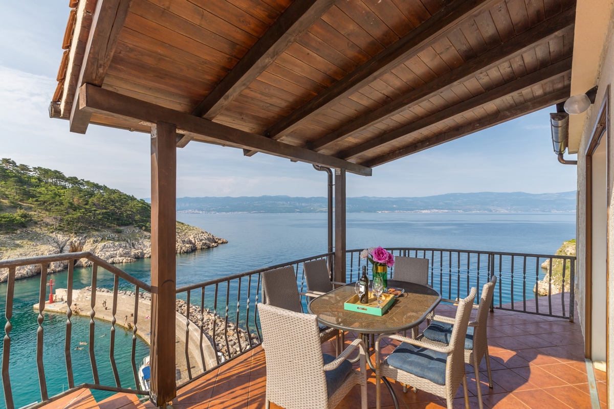 OTOK KRK, VRBNIK - Atraktiven kompleks hiš v prvi vrsti do morja