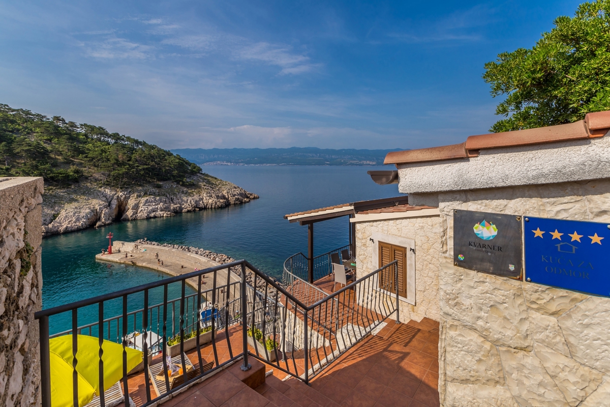OTOK KRK, VRBNIK - Atraktiven kompleks hiš v prvi vrsti do morja