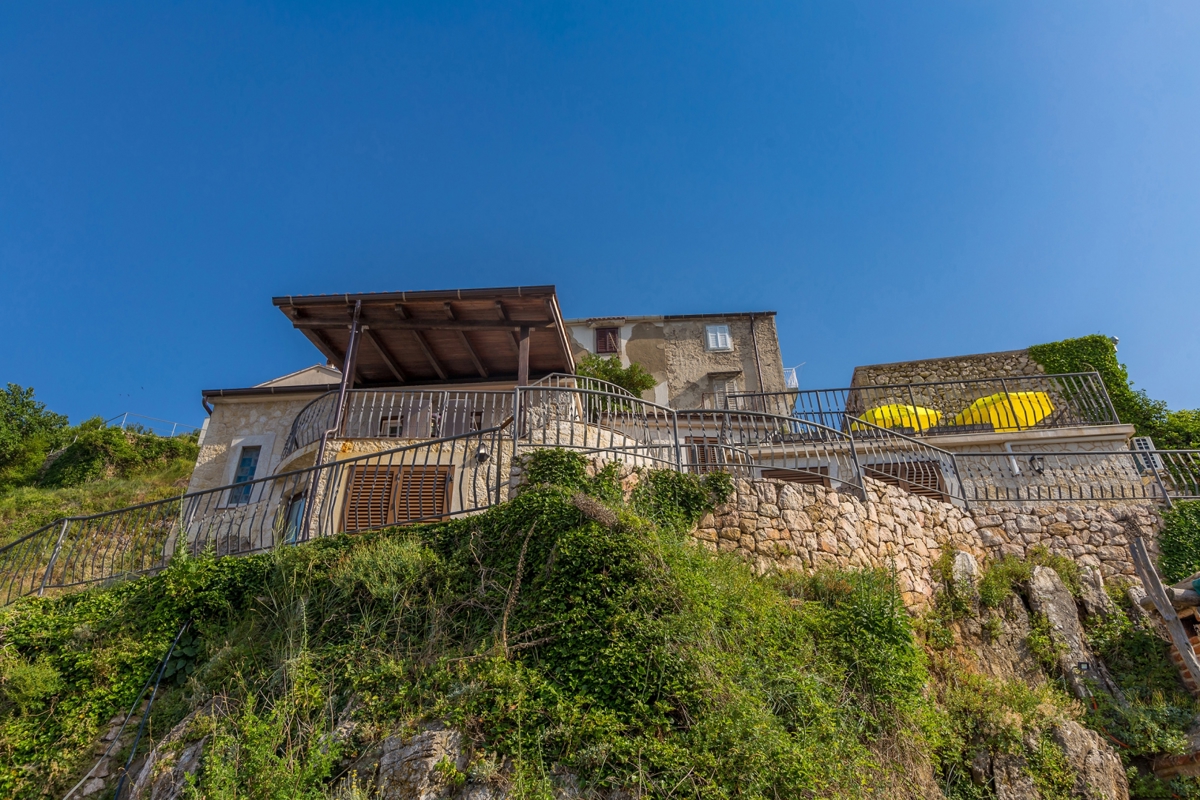 OTOK KRK, VRBNIK - Atraktiven kompleks hiš v prvi vrsti do morja