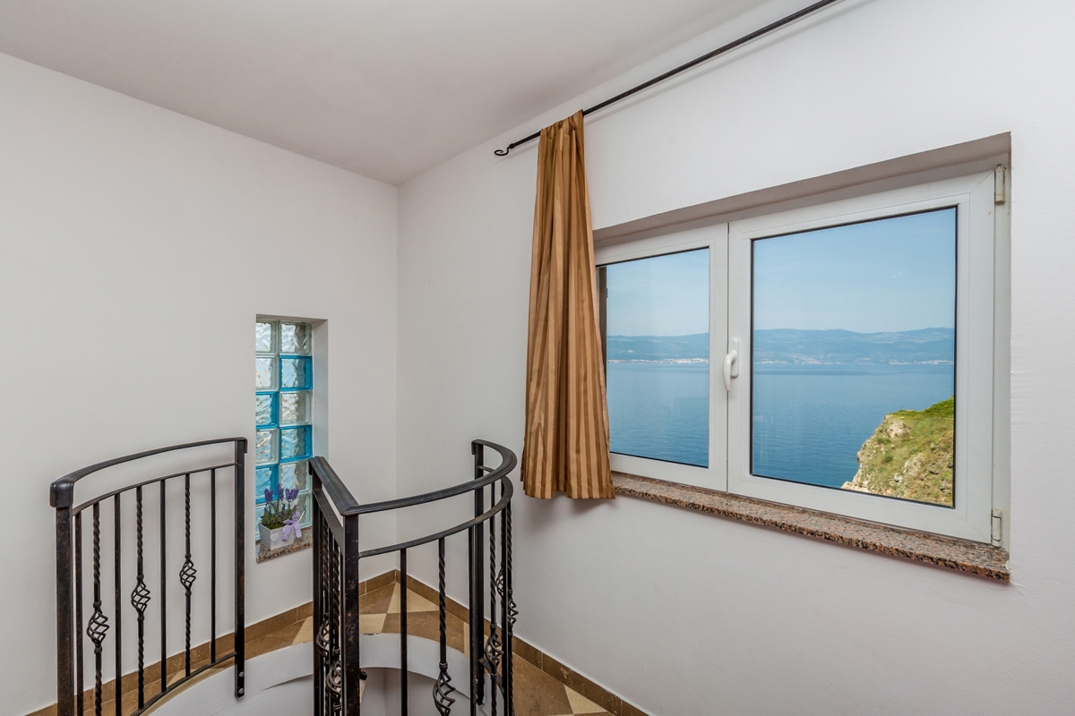 OTOK KRK, VRBNIK - Atraktiven kompleks hiš v prvi vrsti do morja