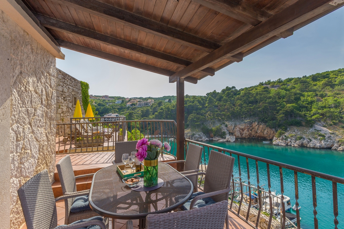 OTOK KRK, VRBNIK - Atraktiven kompleks hiš v prvi vrsti do morja