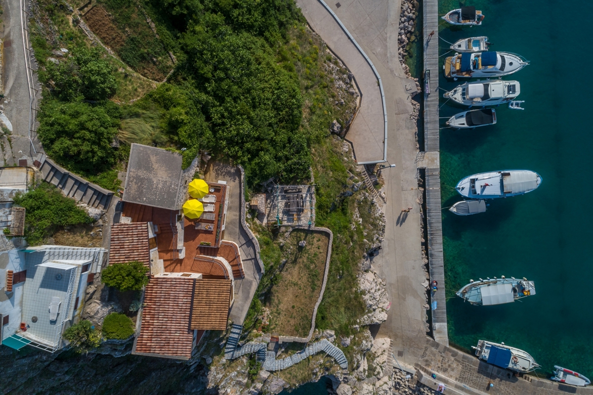 OTOK KRK, VRBNIK - Atraktiven kompleks hiš v prvi vrsti do morja