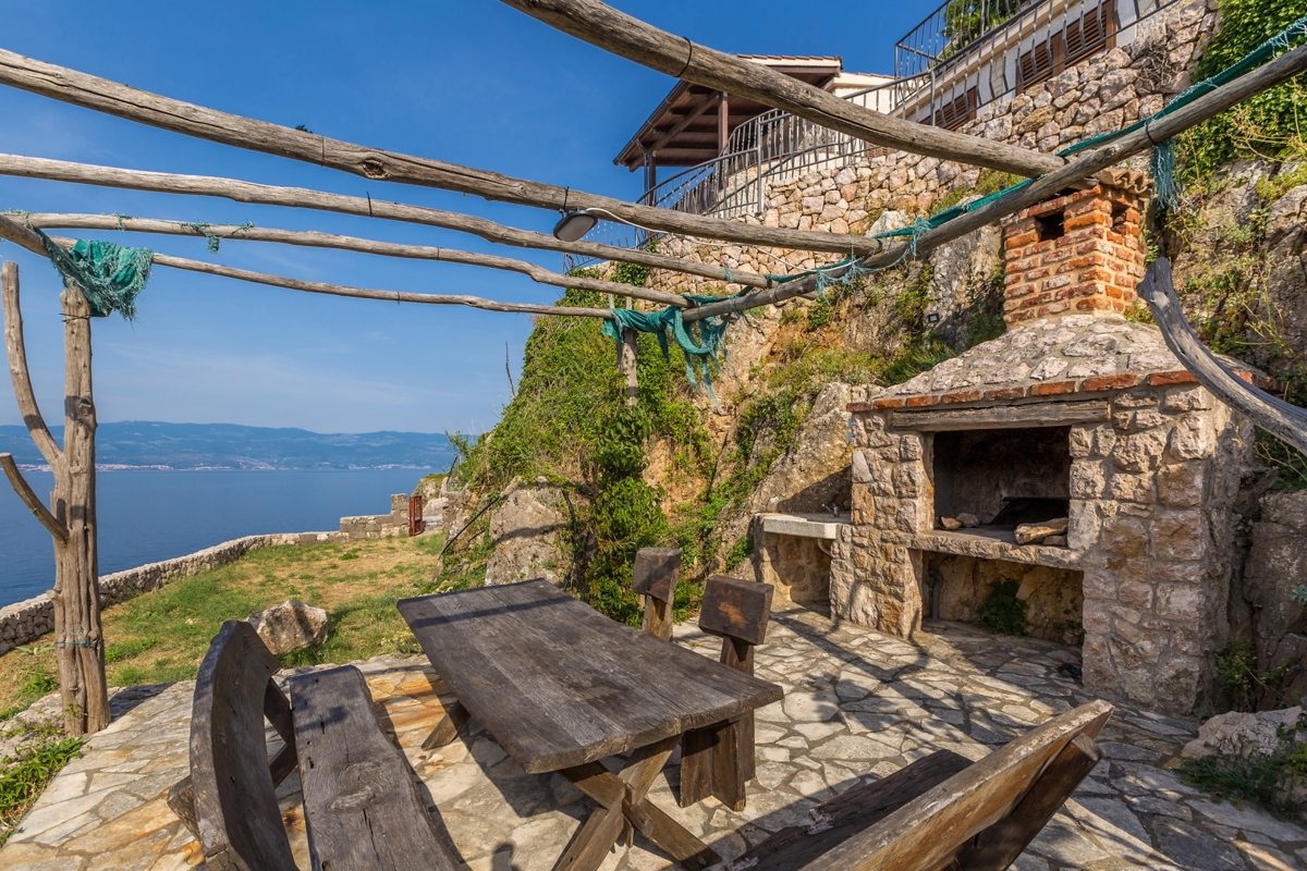 OTOK KRK, VRBNIK - Atraktiven kompleks hiš v prvi vrsti do morja