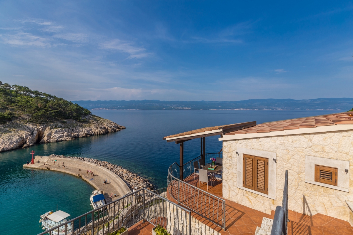 OTOK KRK, VRBNIK - Atraktiven kompleks hiš v prvi vrsti do morja