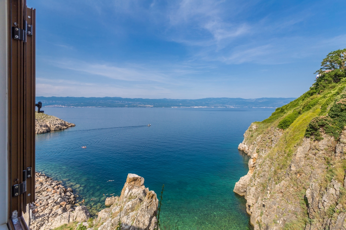 OTOK KRK, VRBNIK - Atraktiven kompleks hiš v prvi vrsti do morja