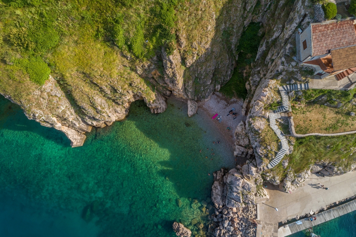 OTOK KRK, VRBNIK - Atraktiven kompleks hiš v prvi vrsti do morja