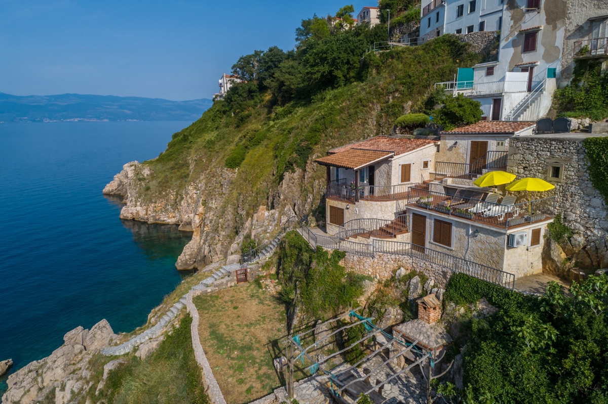 OTOK KRK, VRBNIK - Atraktiven kompleks hiš v prvi vrsti do morja