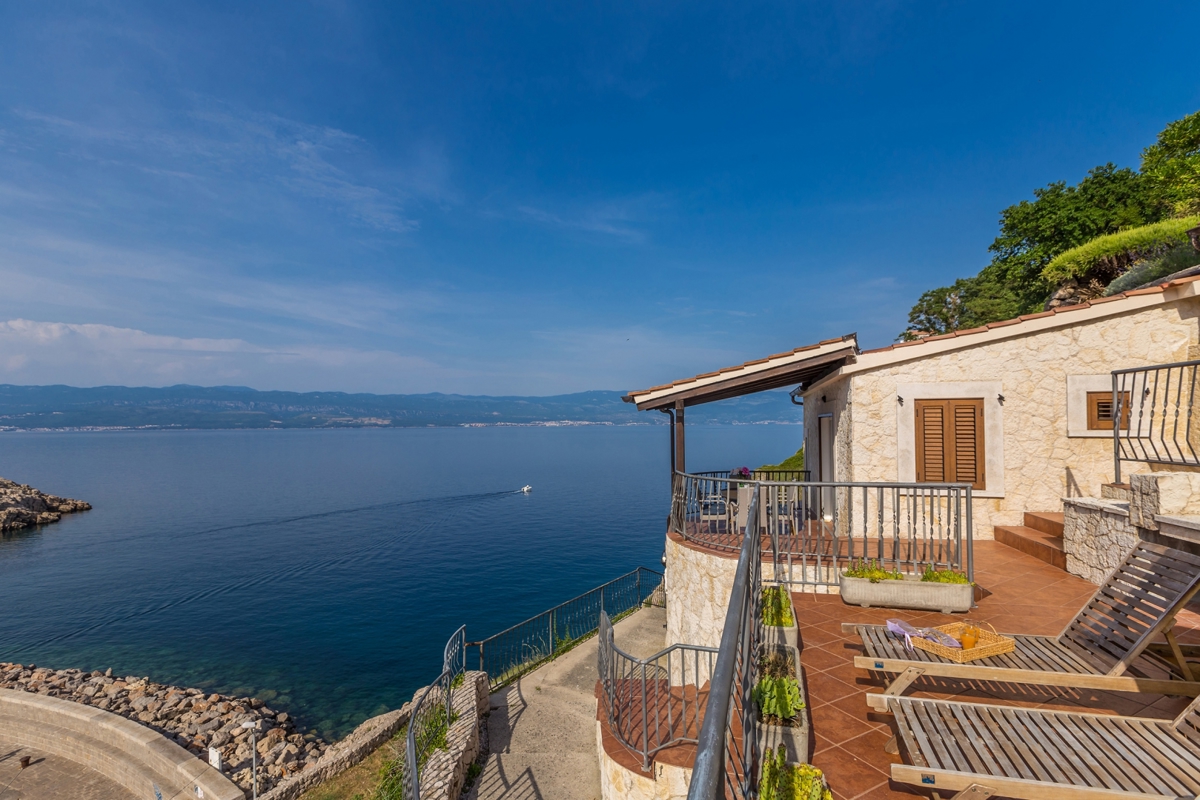 OTOK KRK, VRBNIK - Atraktiven kompleks hiš v prvi vrsti do morja