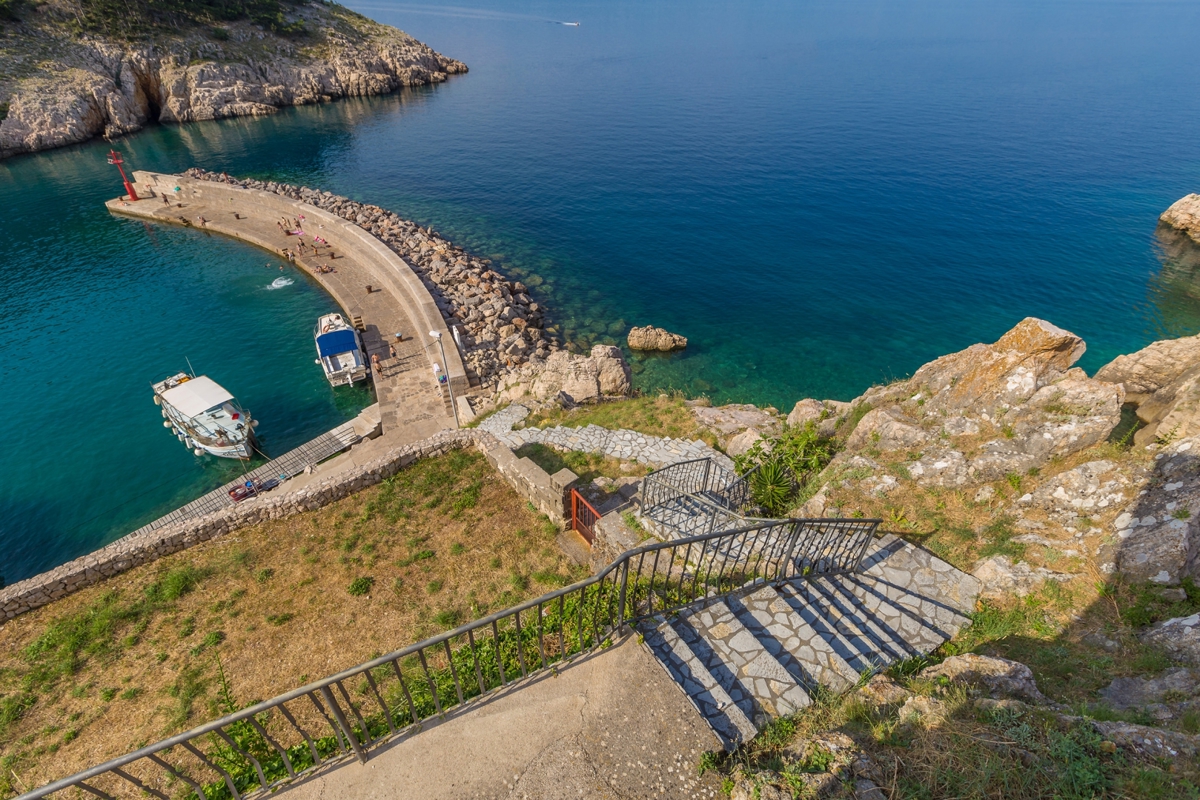 OTOK KRK, VRBNIK - Atraktiven kompleks hiš v prvi vrsti do morja