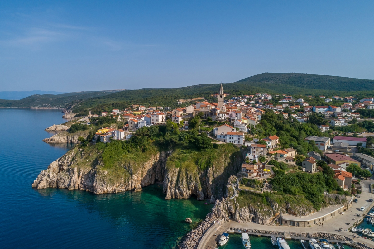 OTOK KRK, VRBNIK - Atraktiven kompleks hiš v prvi vrsti do morja