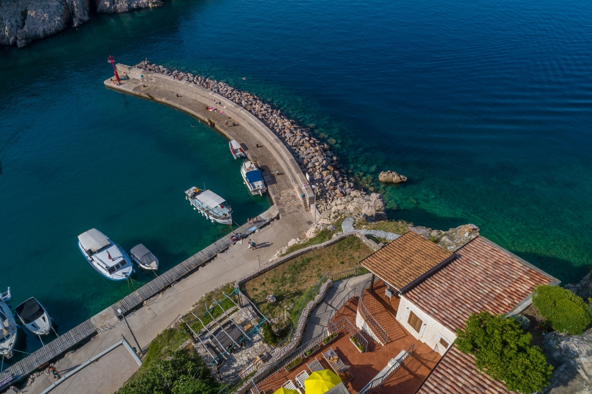 OTOK KRK, VRBNIK - Atraktiven kompleks hiš v prvi vrsti do morja