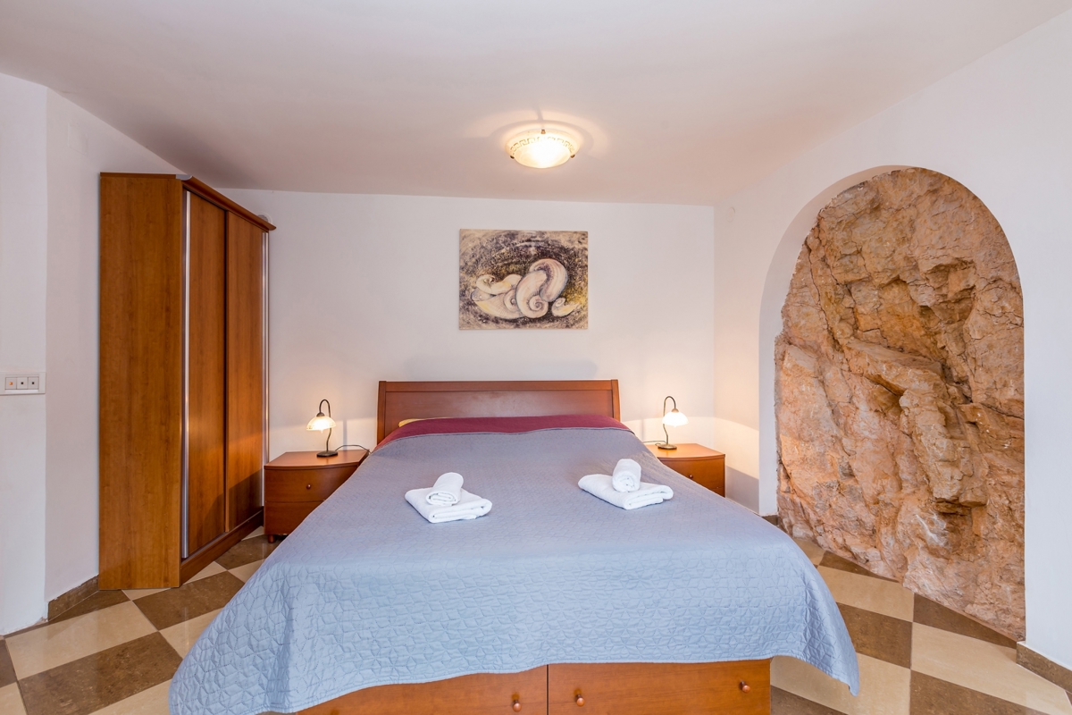 OTOK KRK, VRBNIK - Atraktiven kompleks hiš v prvi vrsti do morja