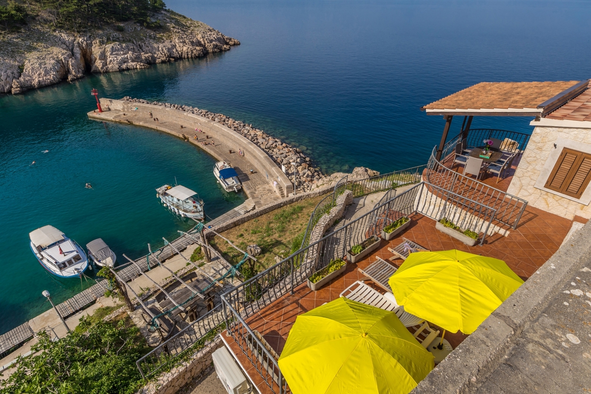 OTOK KRK, VRBNIK - Atraktiven kompleks hiš v prvi vrsti do morja