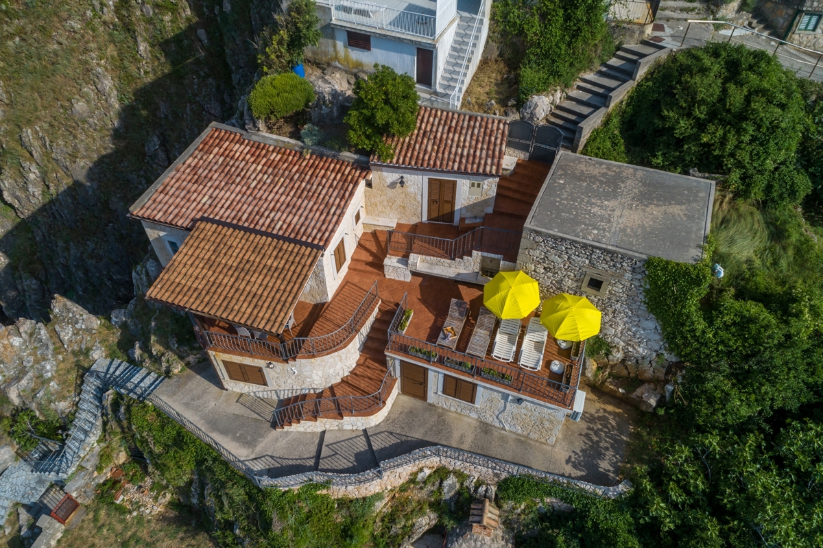 OTOK KRK, VRBNIK - Atraktiven kompleks hiš v prvi vrsti do morja