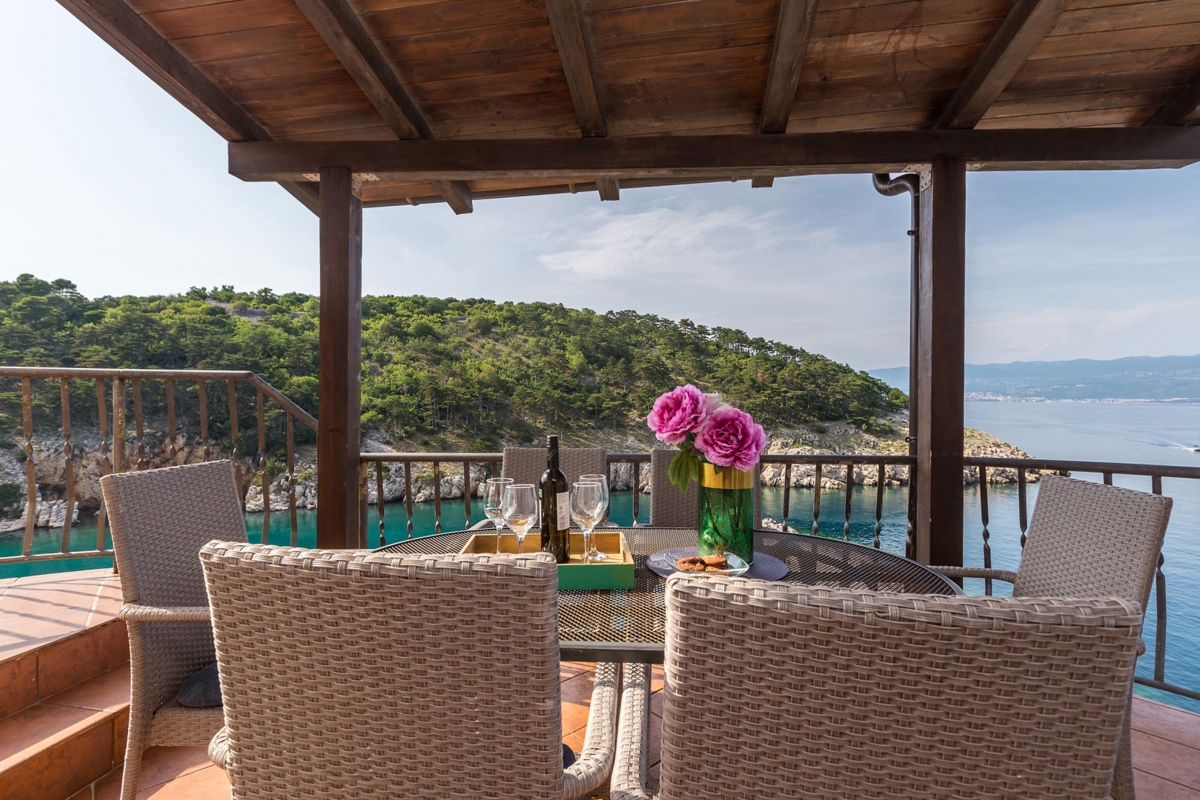 OTOK KRK, VRBNIK - Atraktiven kompleks hiš v prvi vrsti do morja