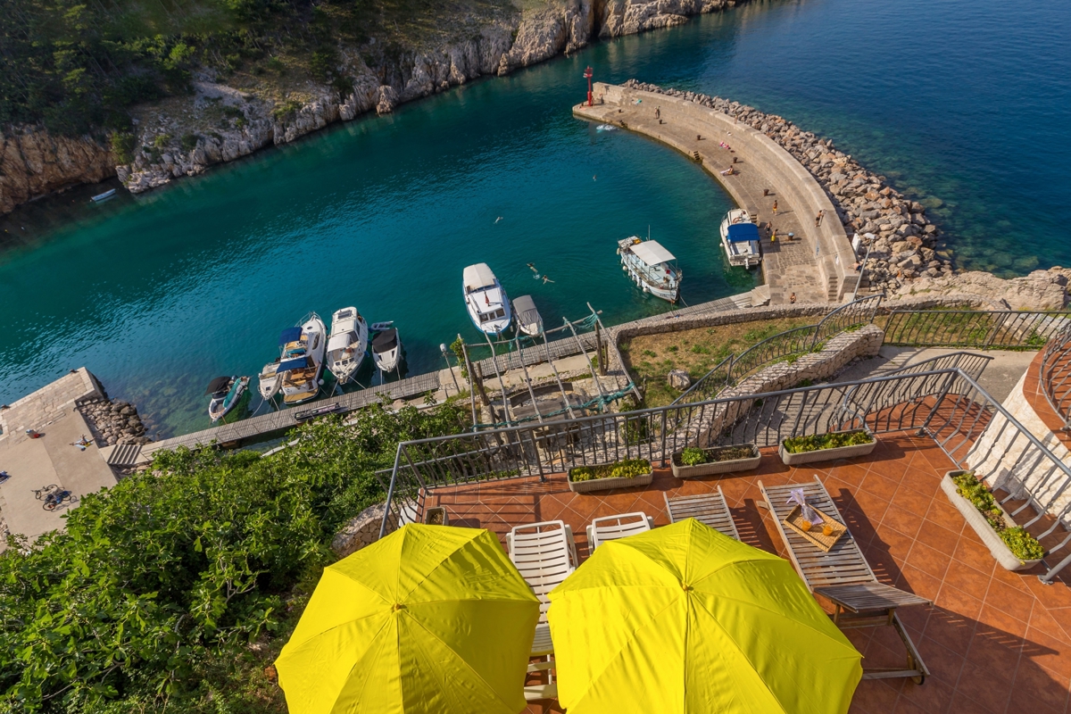 OTOK KRK, VRBNIK - Atraktiven kompleks hiš v prvi vrsti do morja