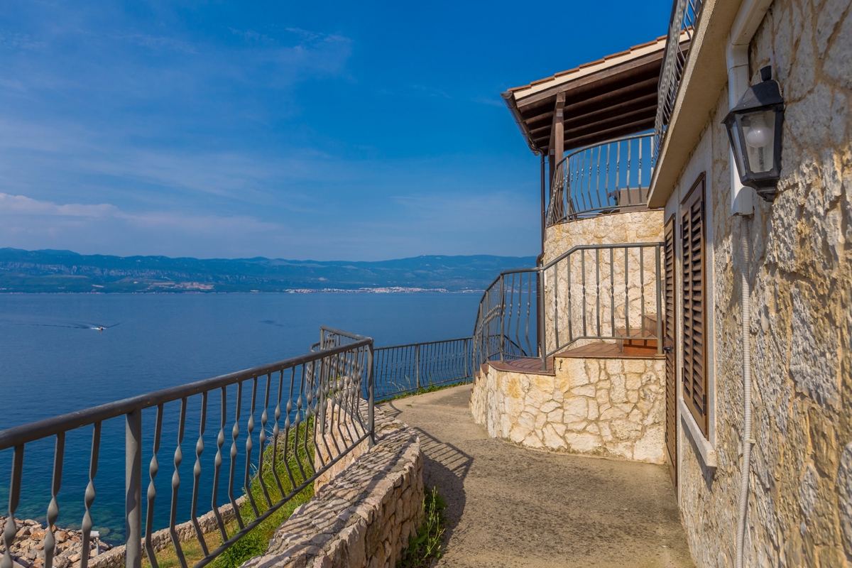 OTOK KRK, VRBNIK - Atraktiven kompleks hiš v prvi vrsti do morja