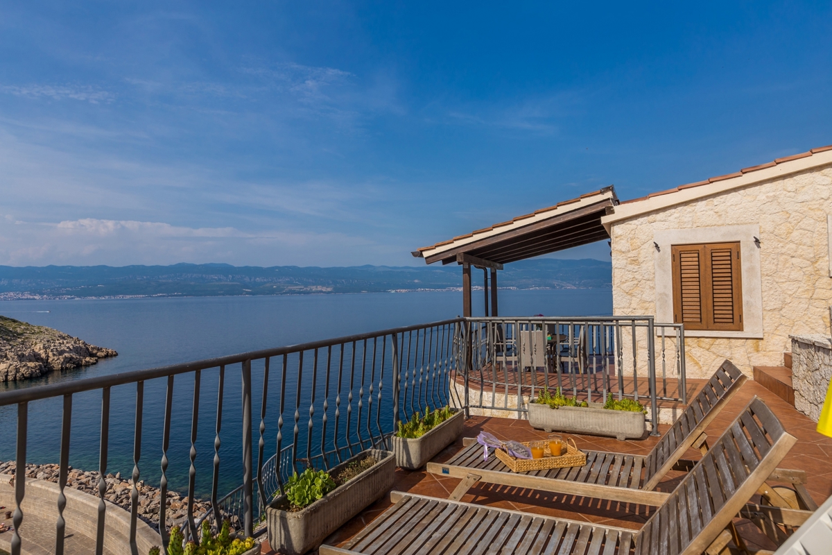 OTOK KRK, VRBNIK - Atraktiven kompleks hiš v prvi vrsti do morja