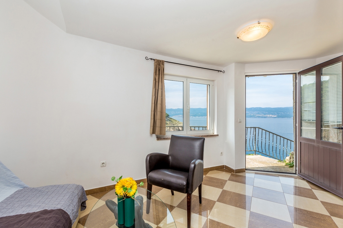 OTOK KRK, VRBNIK - Atraktiven kompleks hiš v prvi vrsti do morja