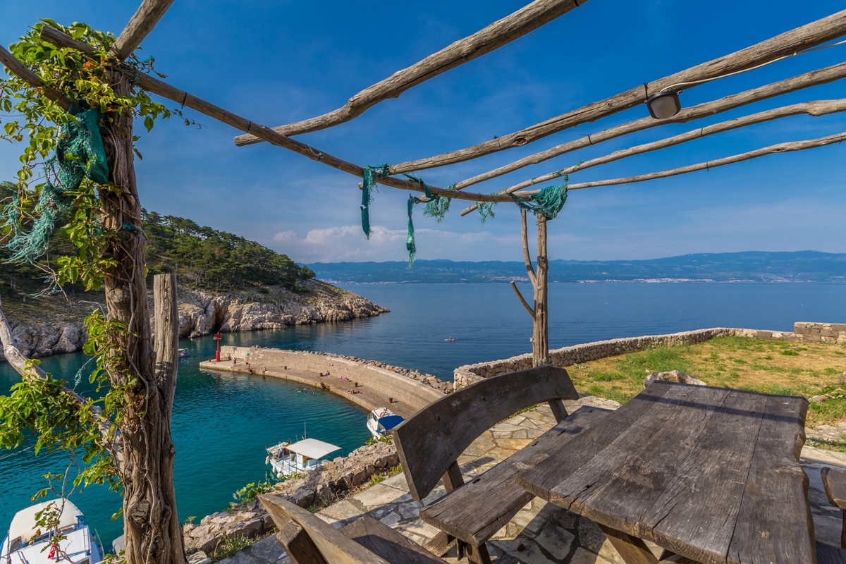 OTOK KRK, VRBNIK - Atraktiven kompleks hiš v prvi vrsti do morja