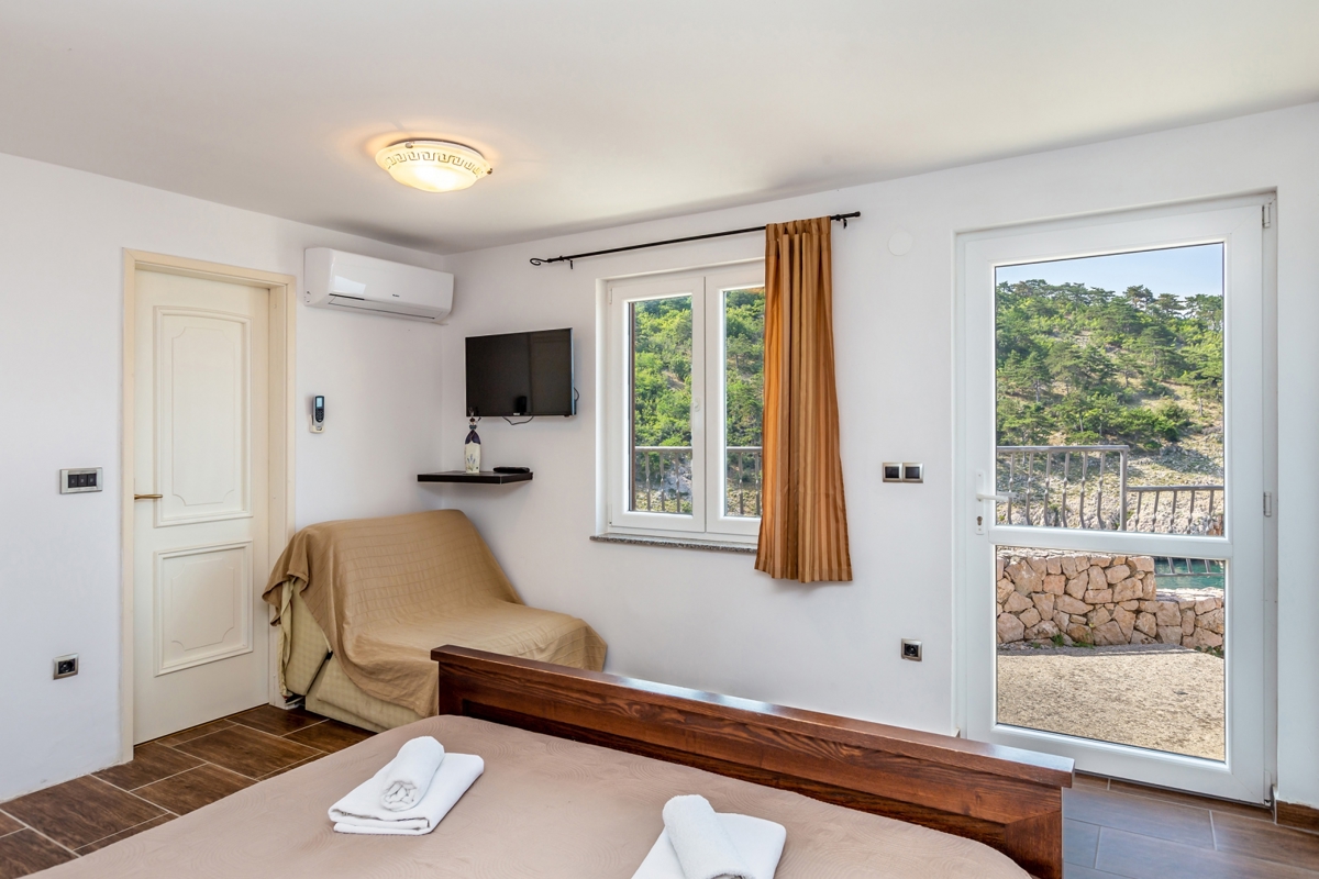 OTOK KRK, VRBNIK - Atraktiven kompleks hiš v prvi vrsti do morja