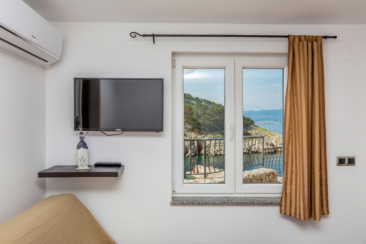 OTOK KRK, VRBNIK - Atraktiven kompleks hiš v prvi vrsti do morja