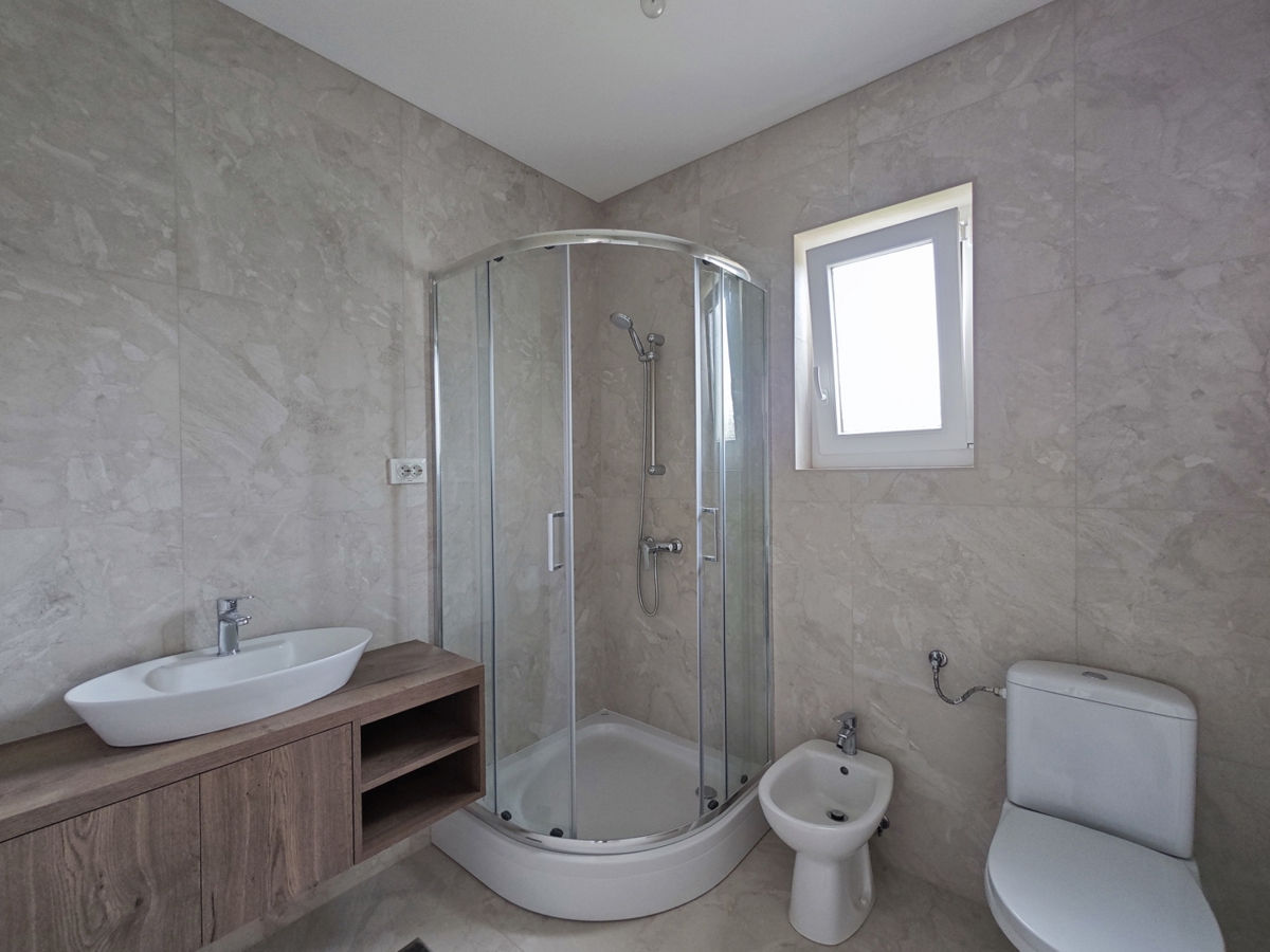 OTOK KRK - Hiša z dvema dvoetažnima apartmajema in bazenom