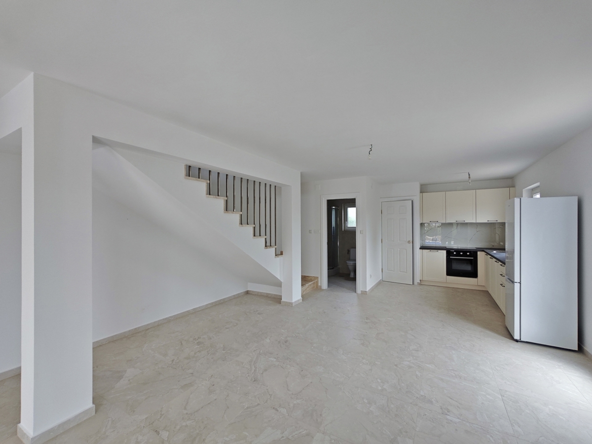 OTOK KRK - Hiša z dvema dvoetažnima apartmajema in bazenom