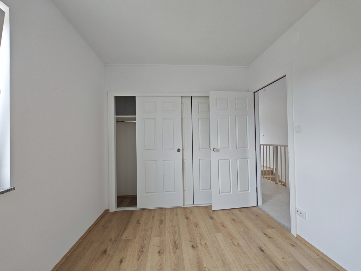 OTOK KRK - Hiša z dvema dvoetažnima apartmajema in bazenom
