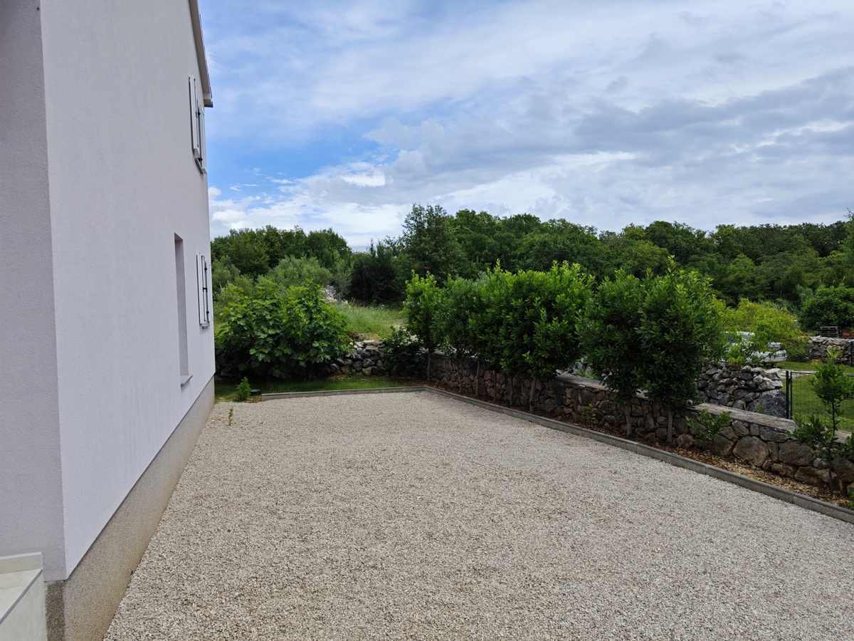 OTOK KRK - Hiša z dvema dvoetažnima apartmajema in bazenom