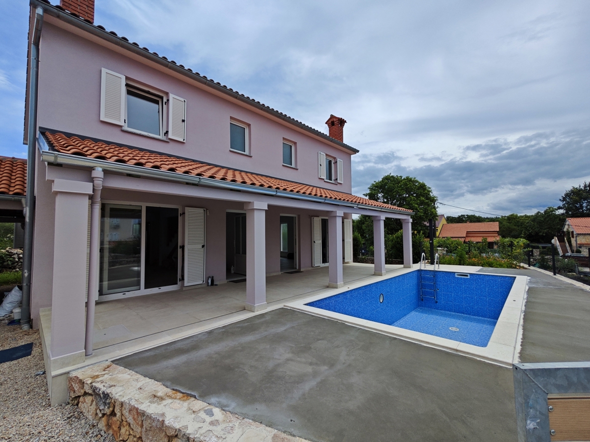 OTOK KRK - Hiša z dvema dvoetažnima apartmajema in bazenom