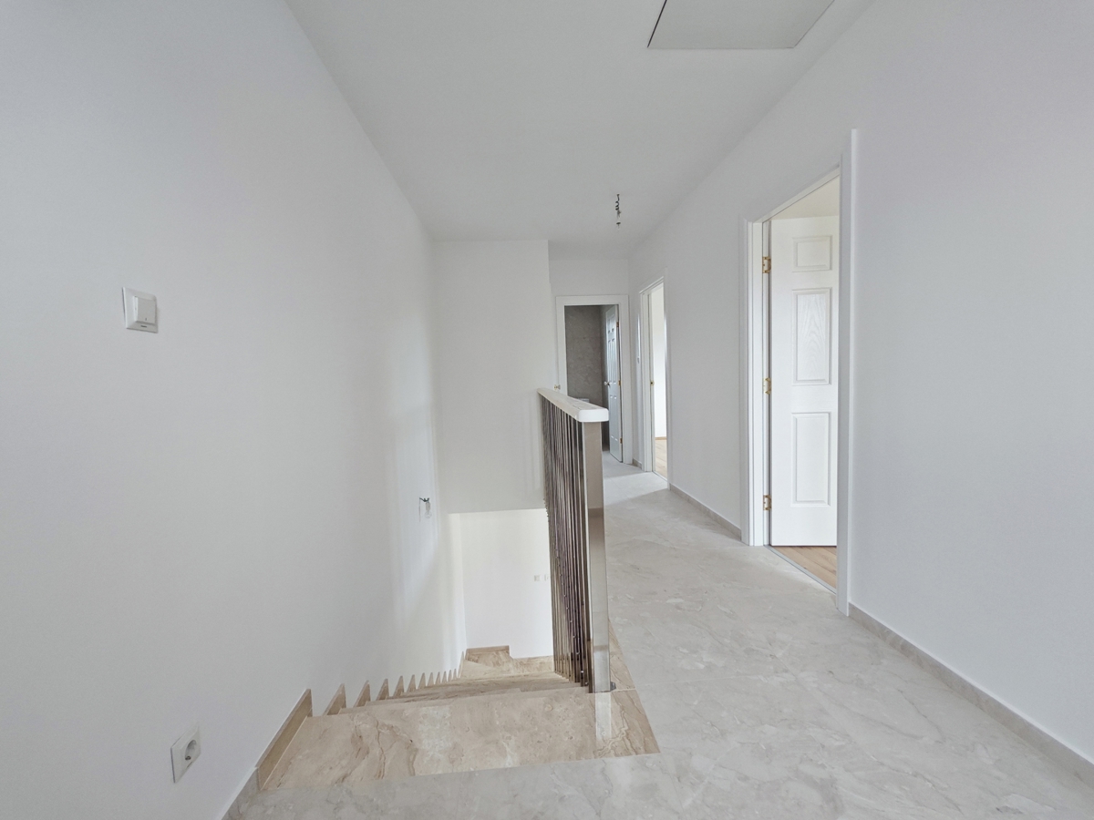 OTOK KRK - Hiša z dvema dvoetažnima apartmajema in bazenom