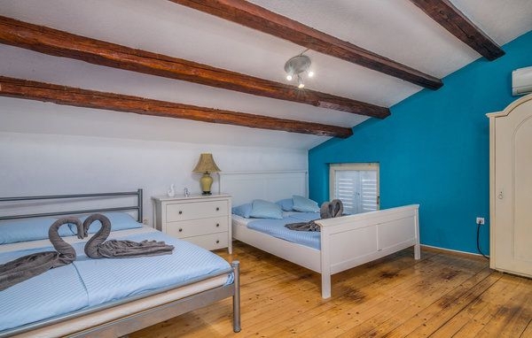 OTOK KRK, okolica Šila - Kamnita hiša z bazenom