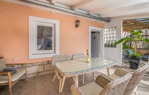 OTOK KRK, okolica Šila - Kamnita hiša z bazenom