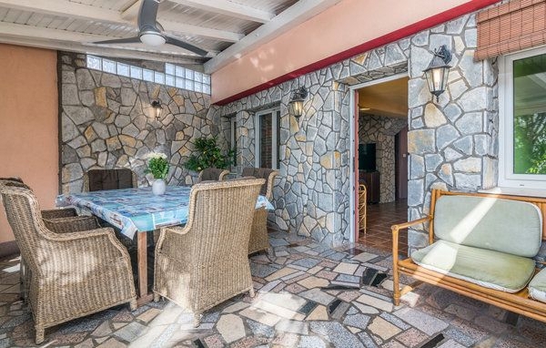 OTOK KRK, okolica Šila - Kamnita hiša z bazenom