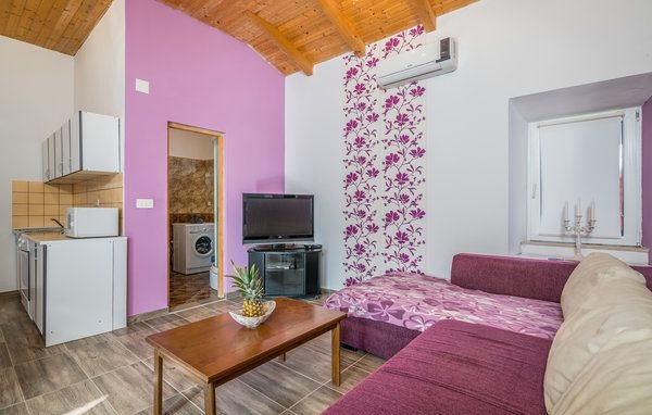 OTOK KRK, okolica Šila - Kamnita hiša z bazenom